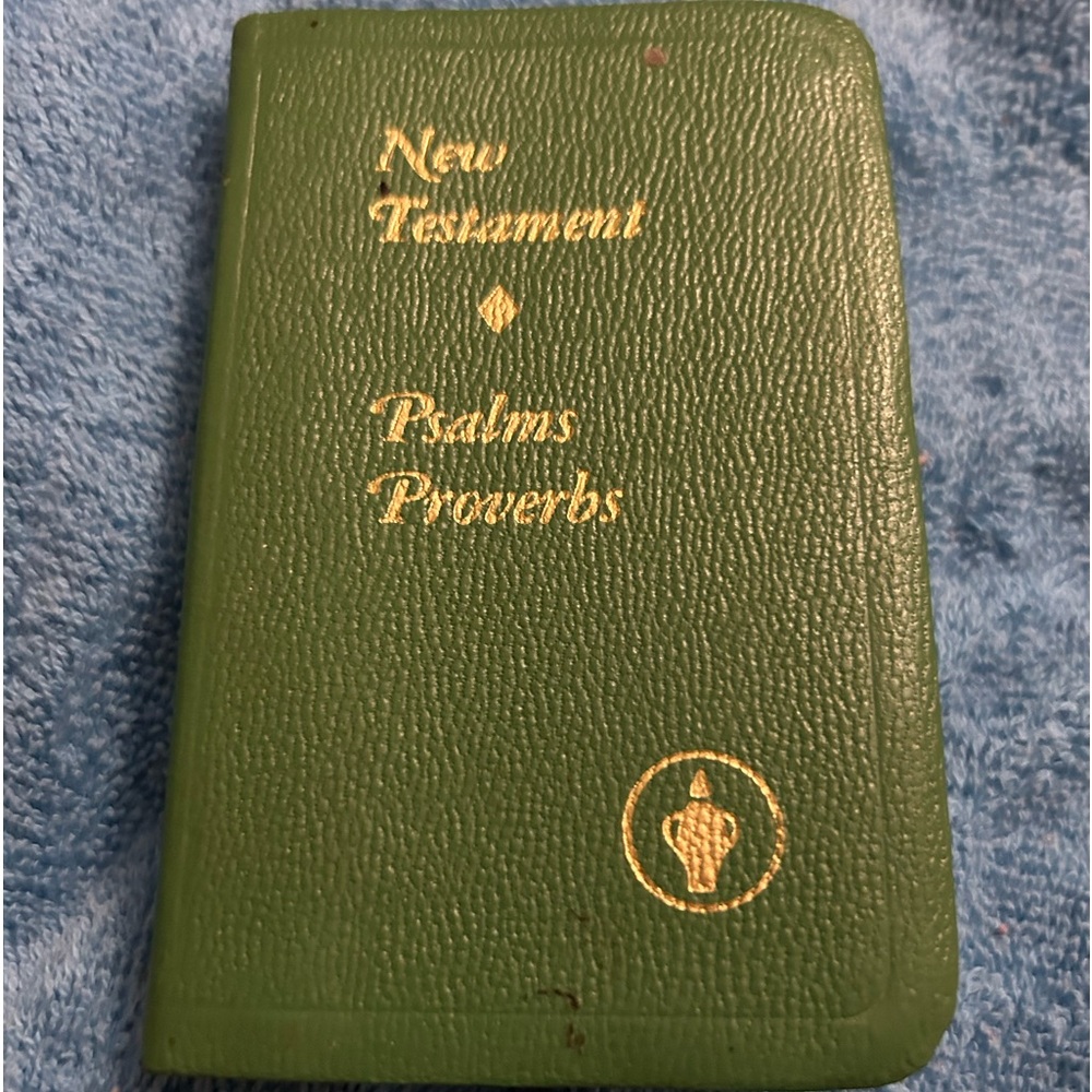 Vintage Pocket Bible. 1968 Pocket Size BIBLE English New Testament Green Cover